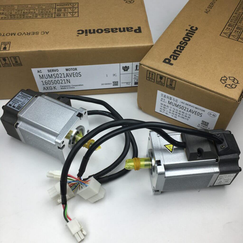 Panasonic servomotor met zichtbare bedrading op een witte achtergrond.