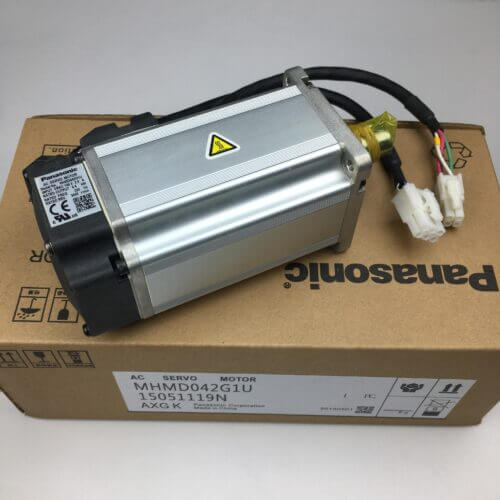 Servomotor Panasonic con número de modelo visible sobre fondo blanco.