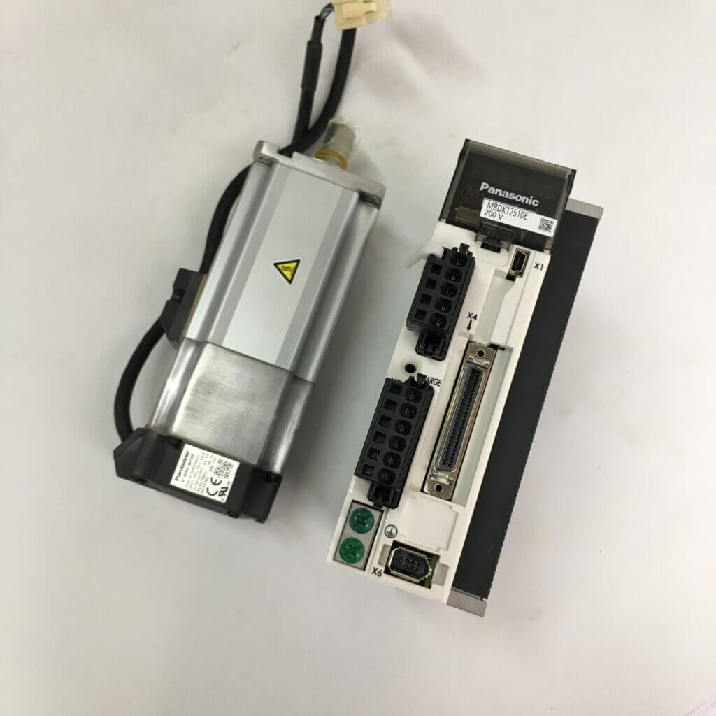 "Zijaanzicht van Panasonic servomotor op een witte achtergrond."