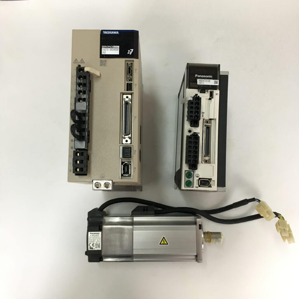 Het servosysteem van Panasonic met de aansluitpoorten op een witte achtergrond.