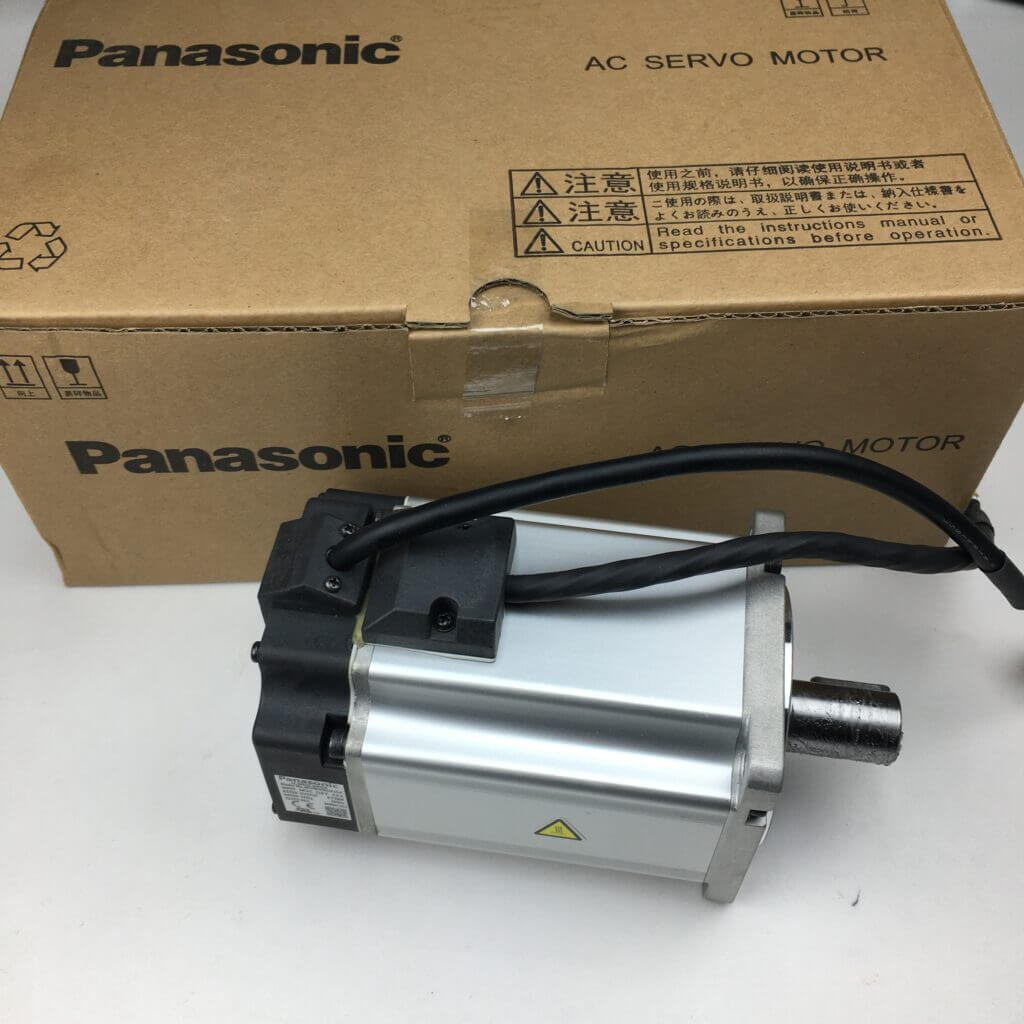 Servo motor Panasonic com cabos conectados em um fundo branco.
