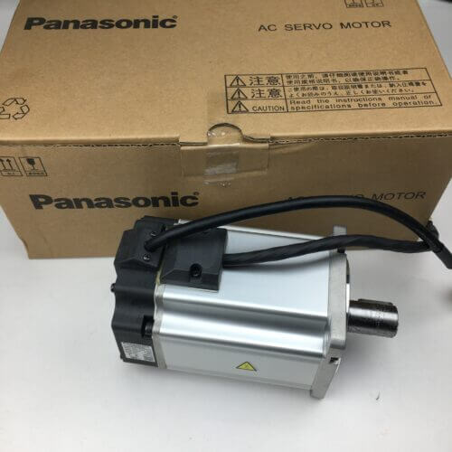 Servomotor Panasonic con cables conectados sobre fondo blanco. Servomotor Panasonic con cables conectados sobre fondo blanco.