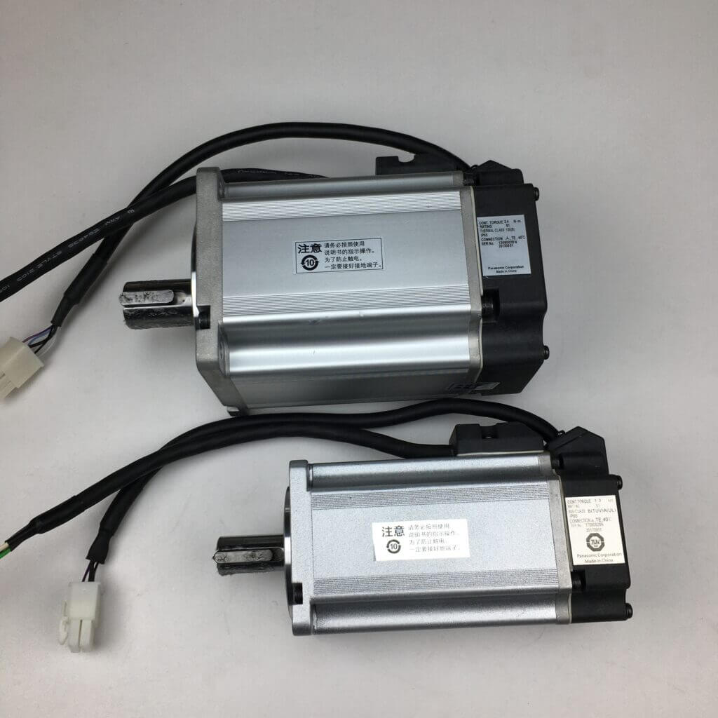 Vooraanzicht van de Panasonic-servomotor op een witte achtergrond.