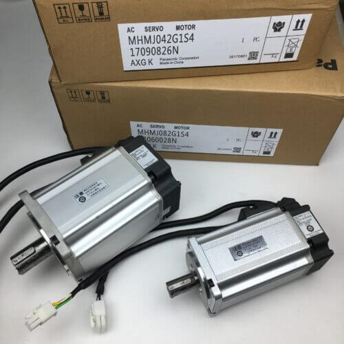 Servomotor Panasonic con número de serie visible sobre fondo blanco. Servomotor Panasonic con número de serie visible sobre fondo blanco.