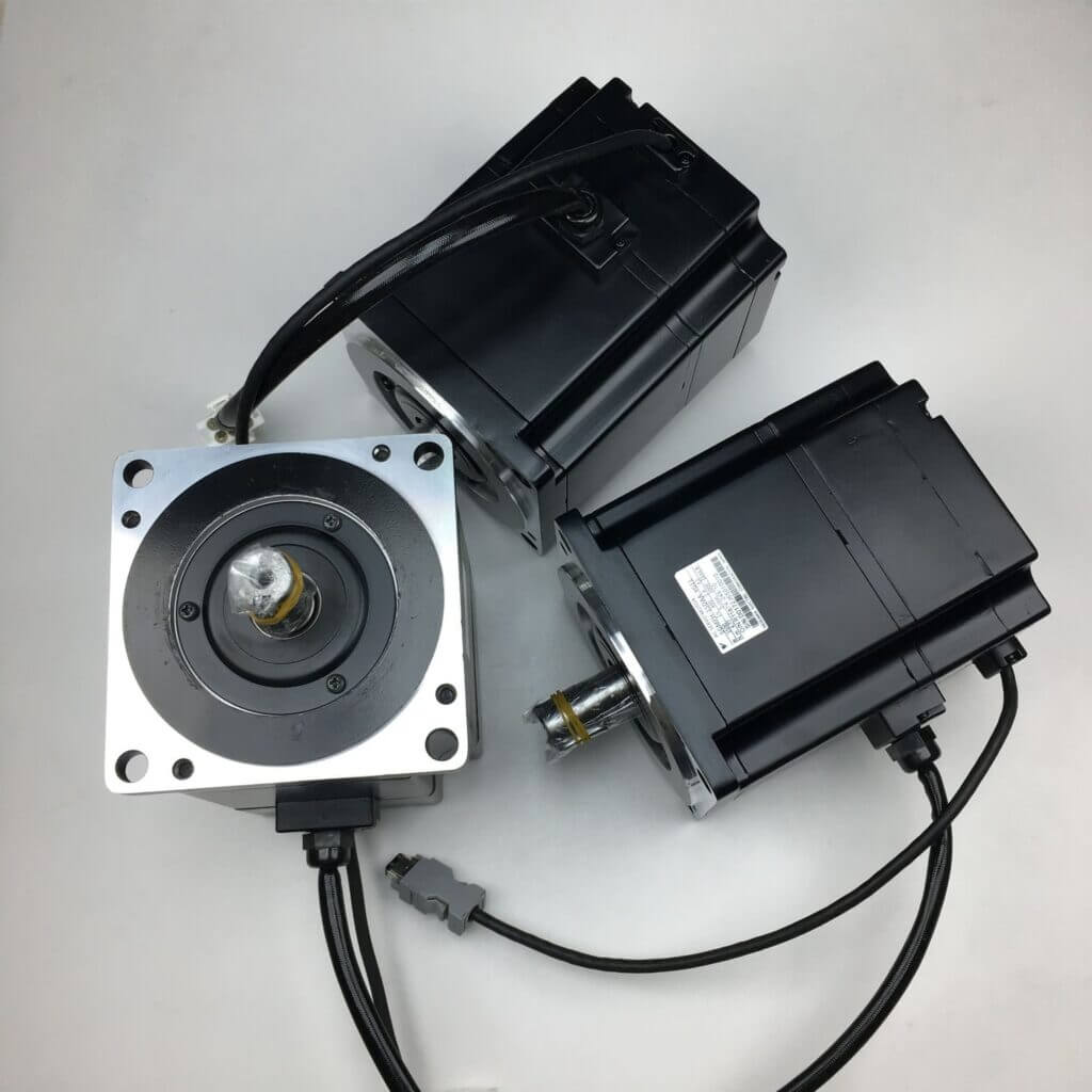 3 servo motores Yaskawa ac com linhas