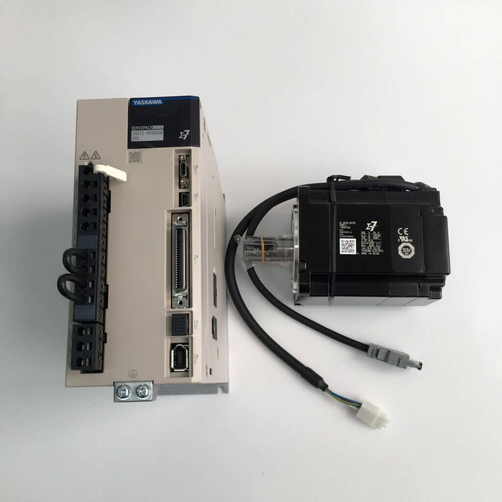 Yaskawa AC-Servomotor und Yaskawa-Treiber mit Leitungen