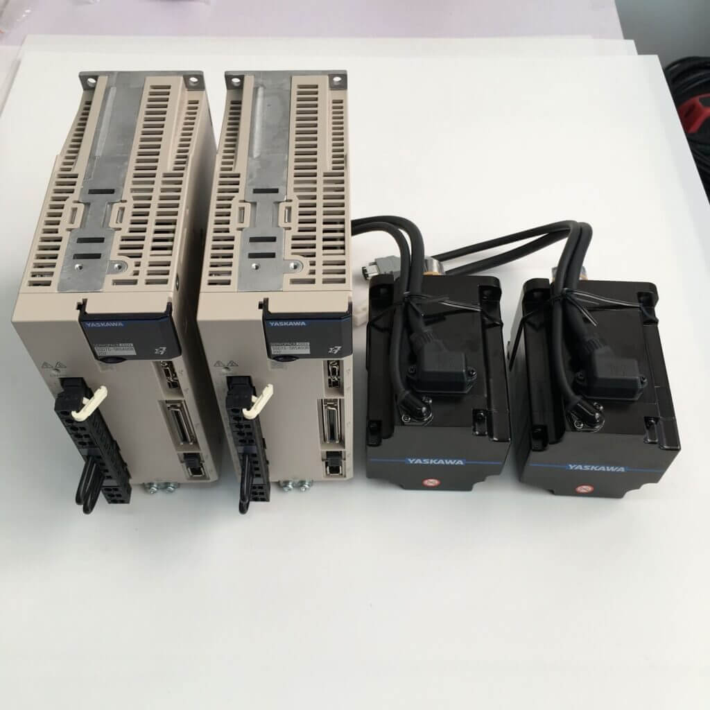 Vue arrière de deux servomoteurs Yaskawa et de deux variateurs Yaskawa