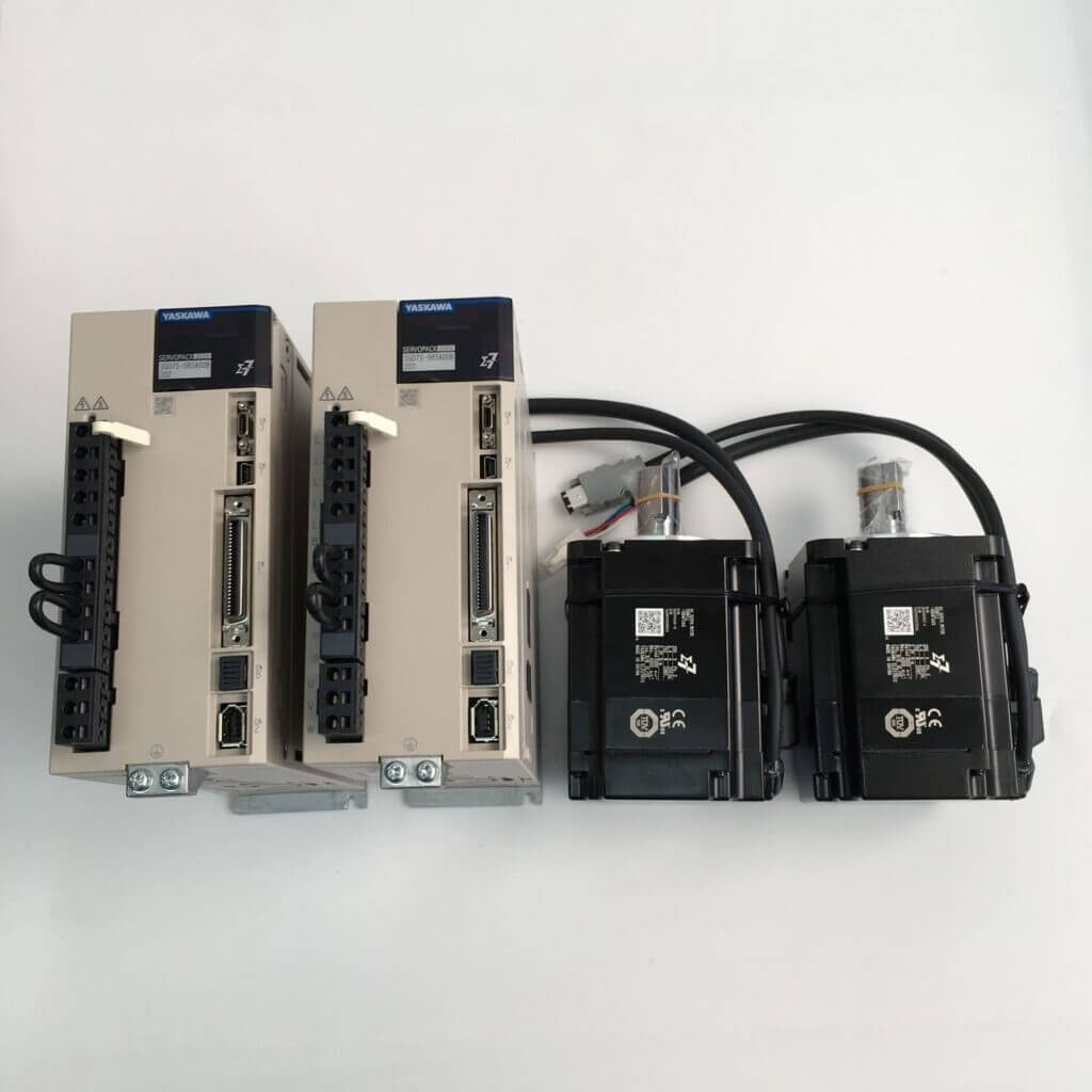 2 servomotores de CA Yaskawa y 2 controladores Yaskawa